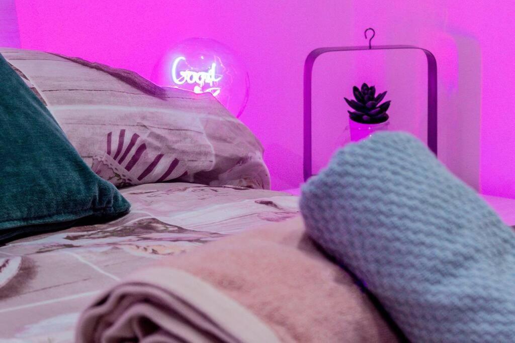 Urban Loft - Purple Loft Apartment *